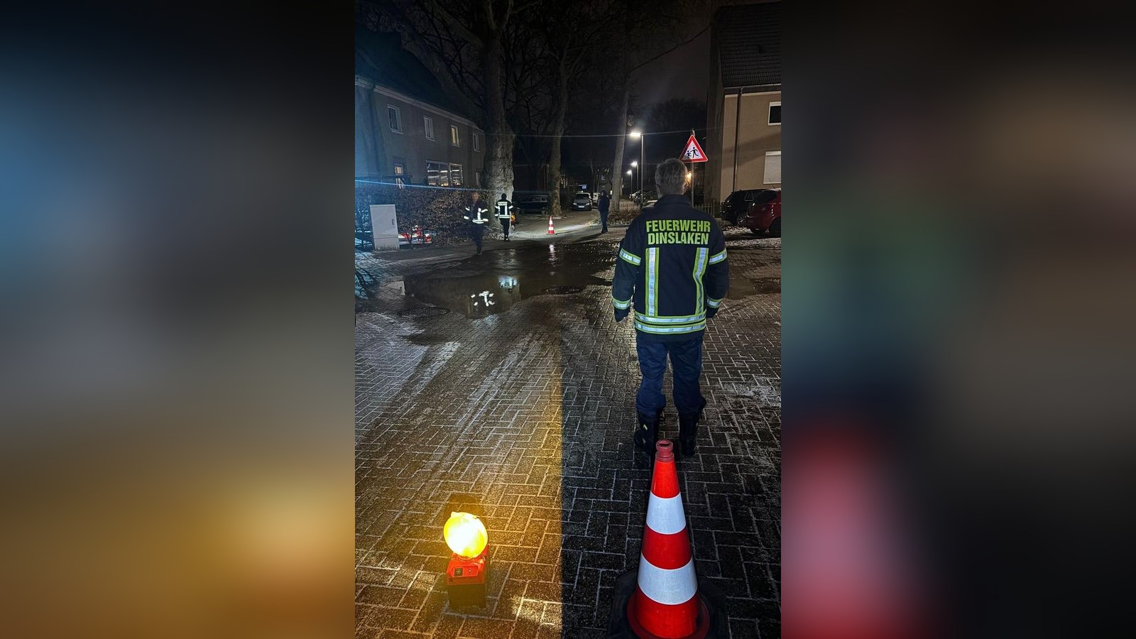 Einsatz-f-r-die-Feuerwehr-Dinslaken-Wasser-sprudelte-auf-die-Stra-e