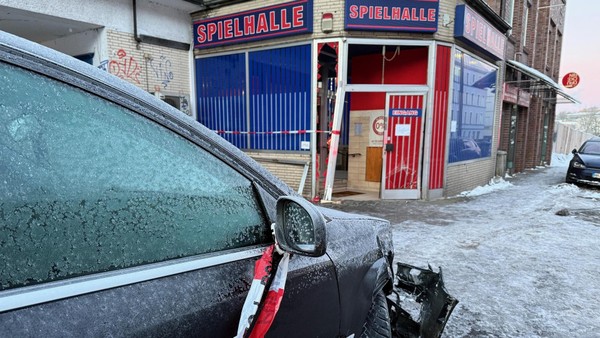 Auto fährt in Spielhalle – E-Scooter-Fahrerin wird verletzt