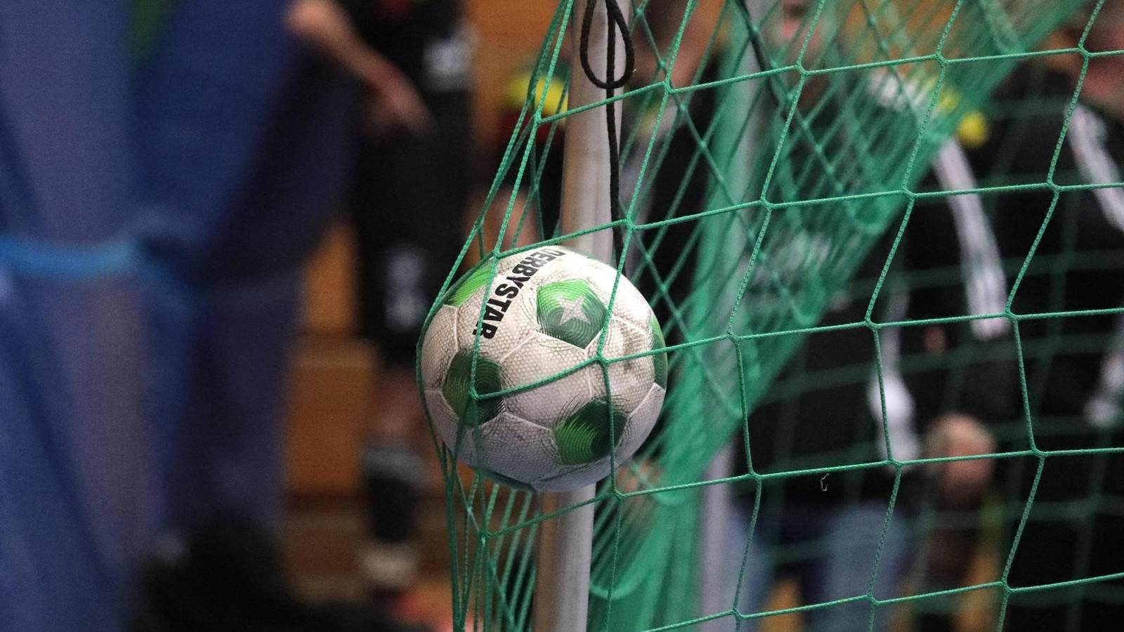 Weseler-Jugend-Stadtmeisterschaft-Einige-Kinder-m-ssen-zuschauen