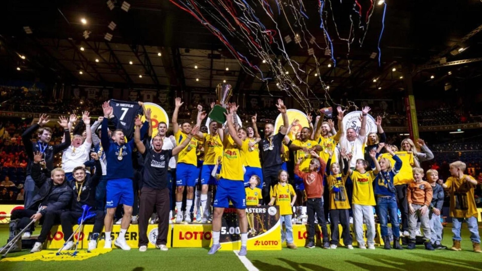 Dorfclub-im-Siegestaumel-SV-Todesfelde-gewinnt-Lotto-Masters-in-Kiel