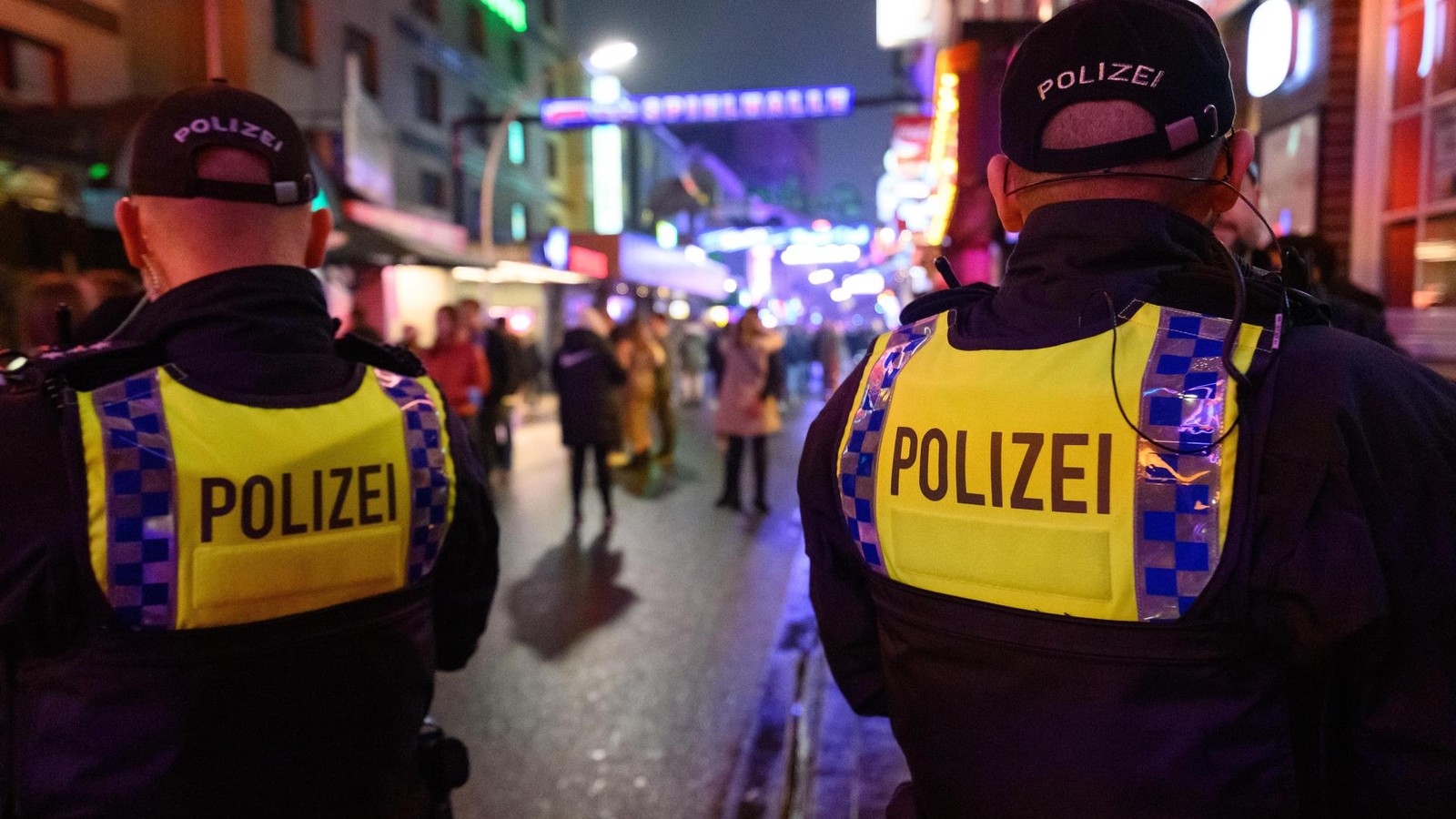 Mann-verspr-ht-Pfefferspray-in-Kiez-Bar-f-nf-G-ste-verletzt-drei-in-Klinik