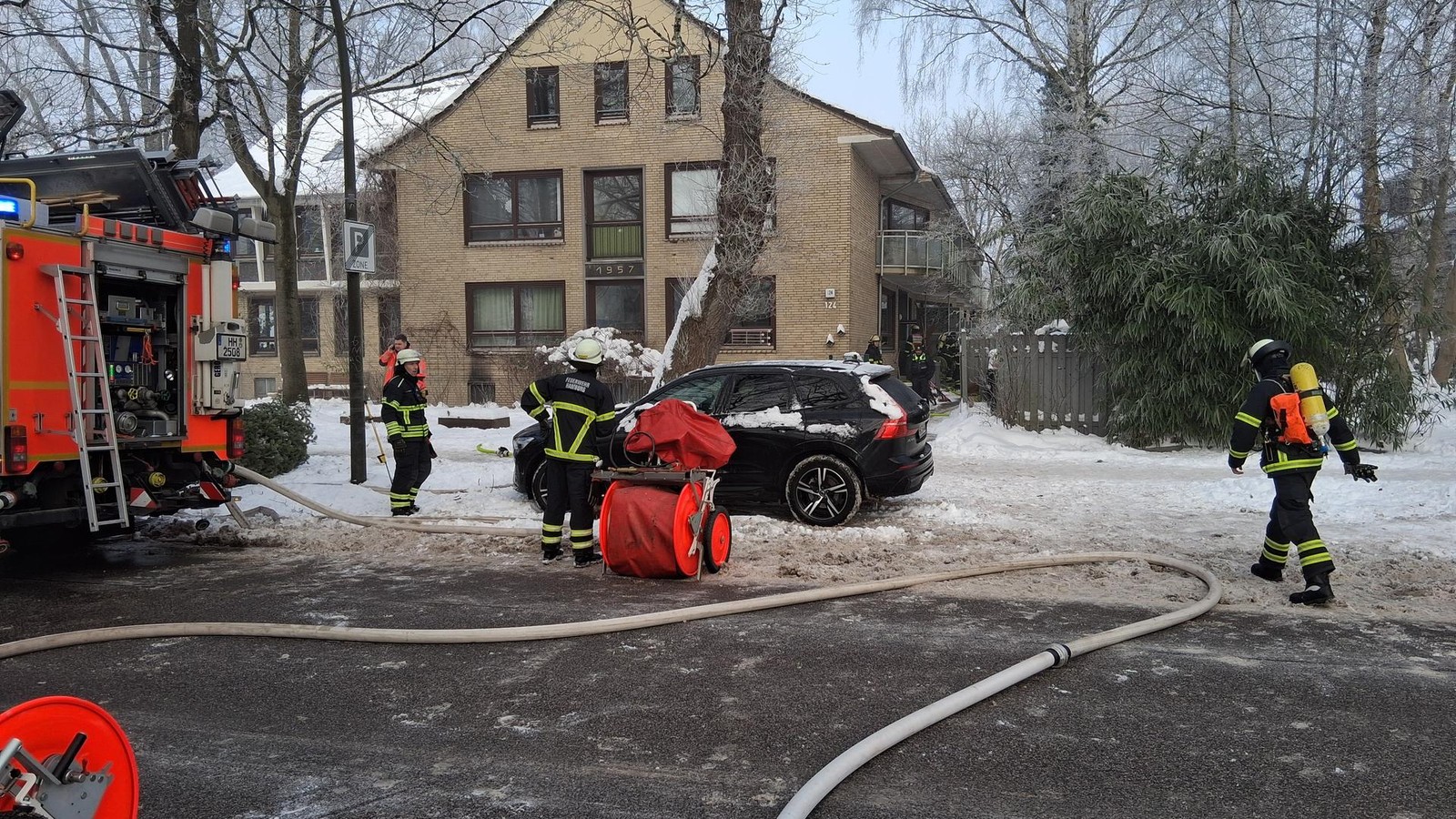 Feuer-an-der-Bernadottestra-e-Notarzt-verungl-ckt-auf-Anfahrt