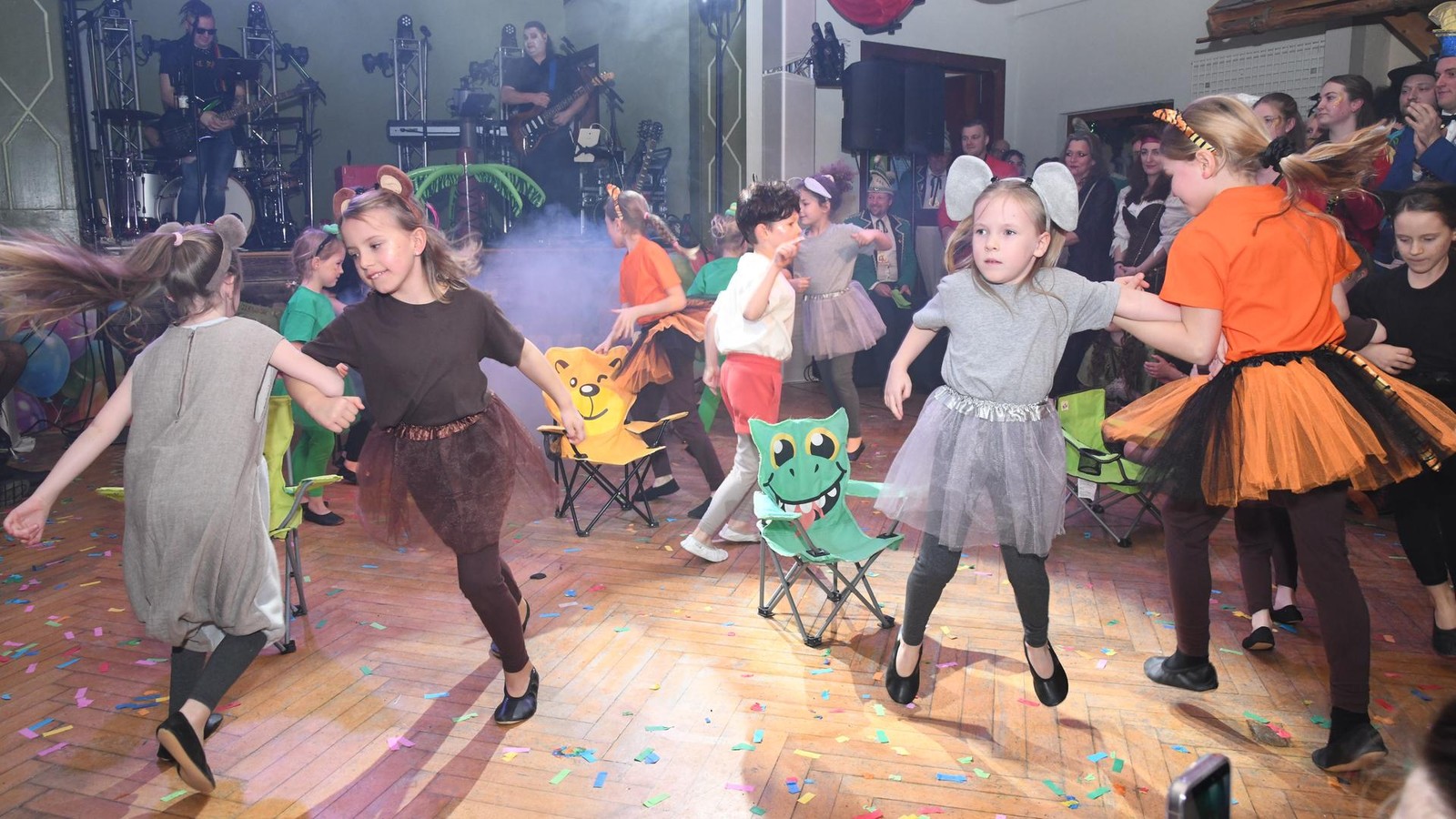 XXL-Bildergalerie-So-wild-ging-es-beim-Fasching-im-Saale-Holzland-zu