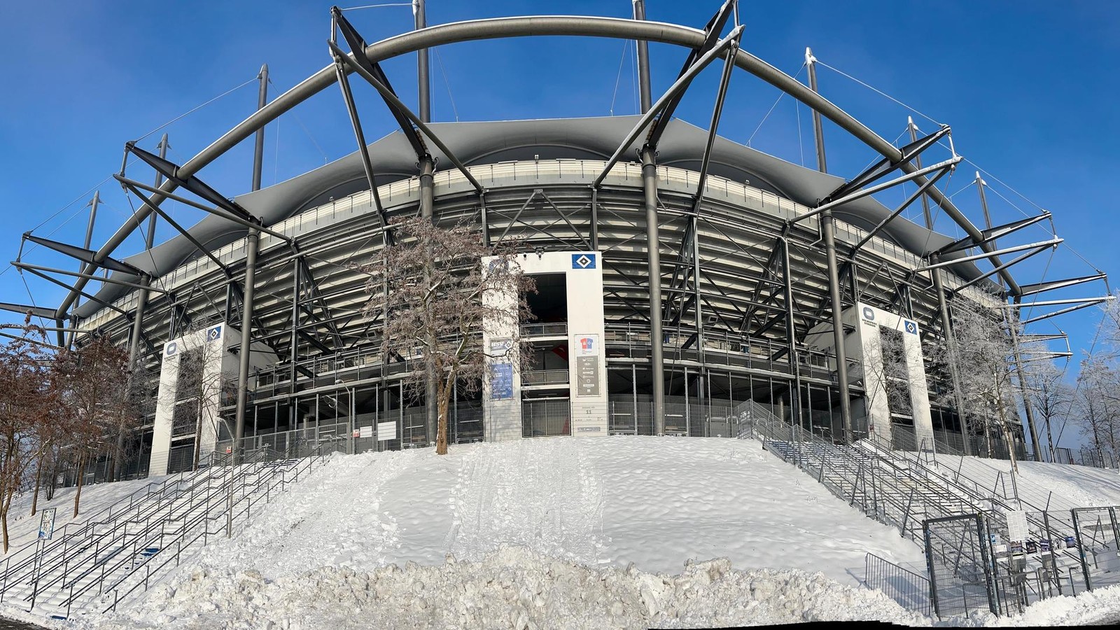 Leverkusen-Spiel-HSV-k-mpft-mit-Kletterern-gegen-den-Schnee