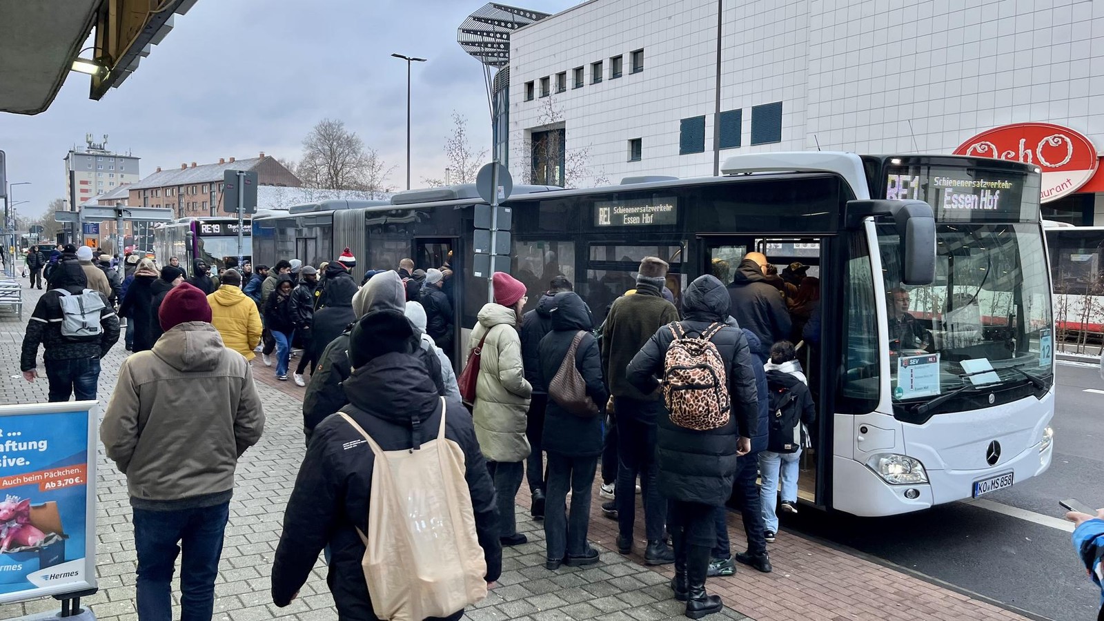 Mit-Parkzoff-zum-Start-Ersatzverkehr-um-Duisburg-l-uft-Tipps-f-r-Pendler