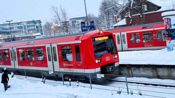 S-Bahnen weiter eingeschränkt – Eisbrocken auf Auto mit Kind geworfen