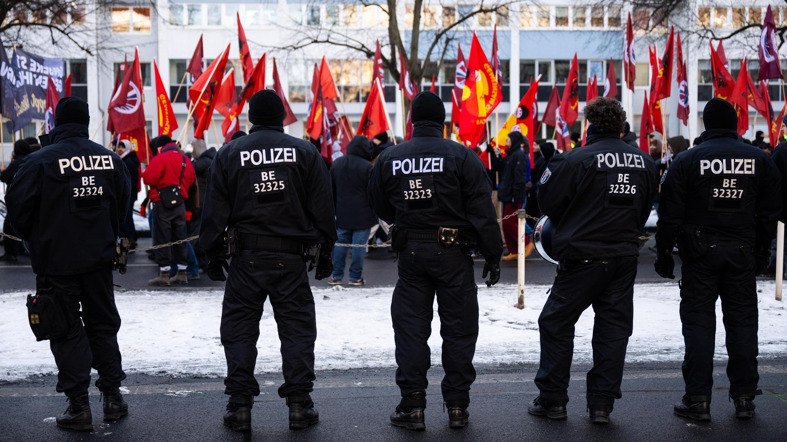 Tausende-erinnern-in-Berlin-an-Rosa-Luxemburg-und-Karl-Liebknecht