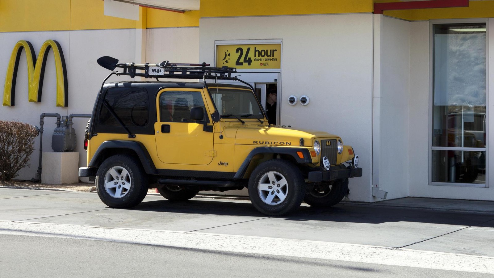 Autofahrer-aus-Bremen-nimmt-Drive-in-Einfahrt-verkehrt-herum