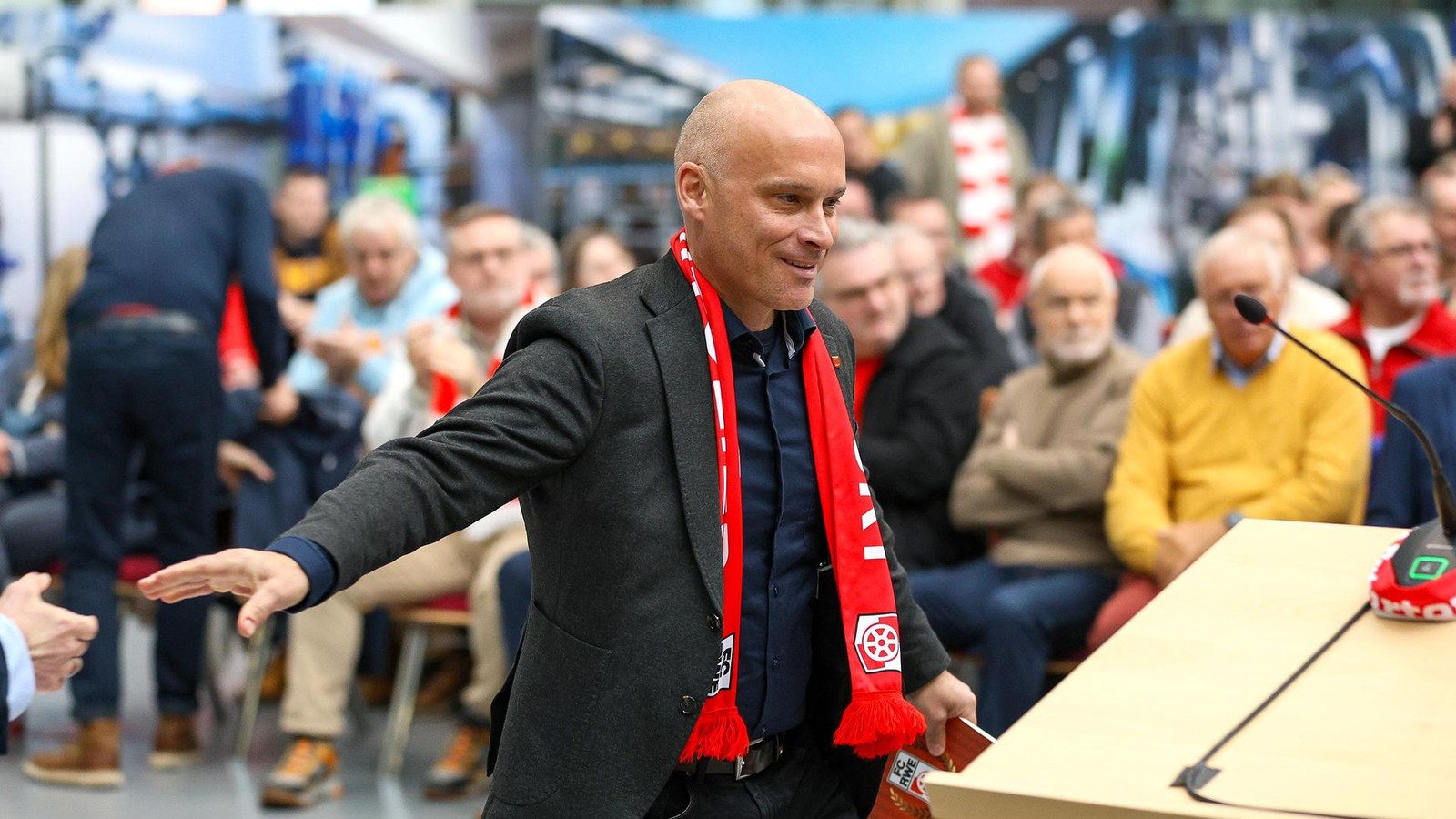 Dank-f-r-Derbysieg-Was-bei-der-Mitgliederversammlung-des-FC-Rot-Wei-am-Rande-passiert-ist