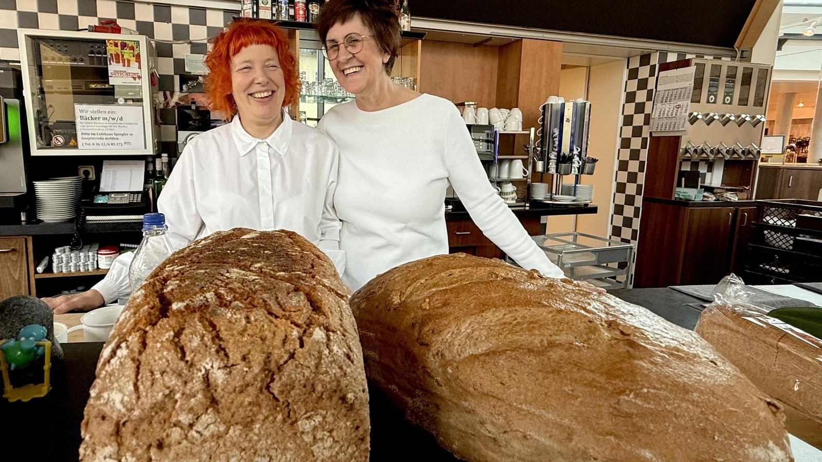 Brot-und-Hosentr-ger-darum-sind-in-Eisenachs-Kaufhaus-Schwager-nun-Poller-an-den-Rolltreppen