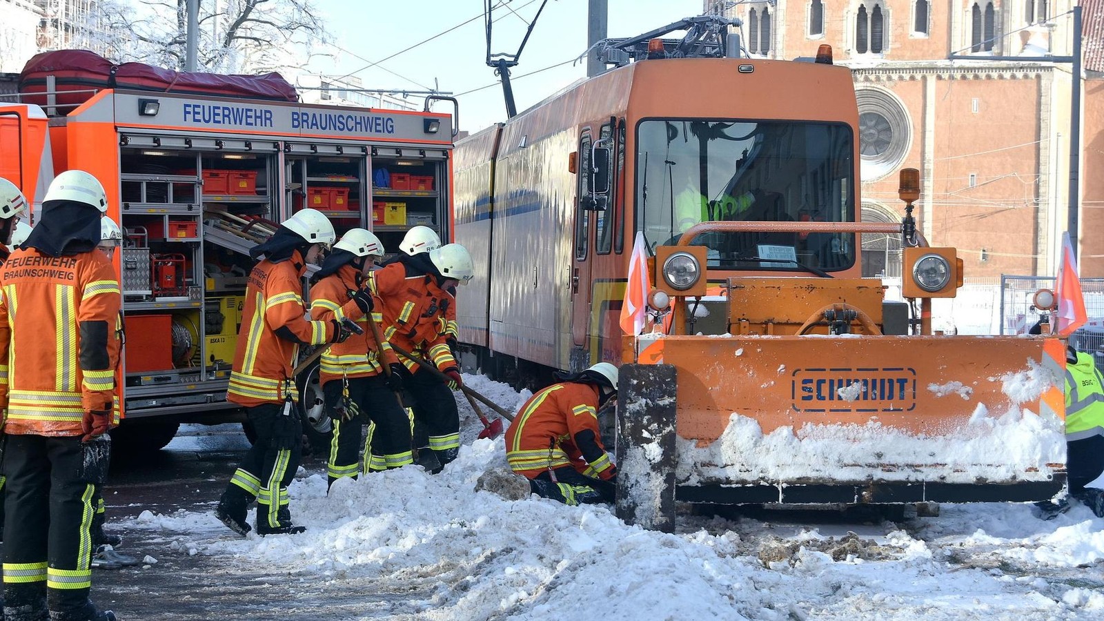 R-umfahrzeug-springt-am-Hagenmarkt-aus-den-Gleisen-gro-r-umige-Sperrung