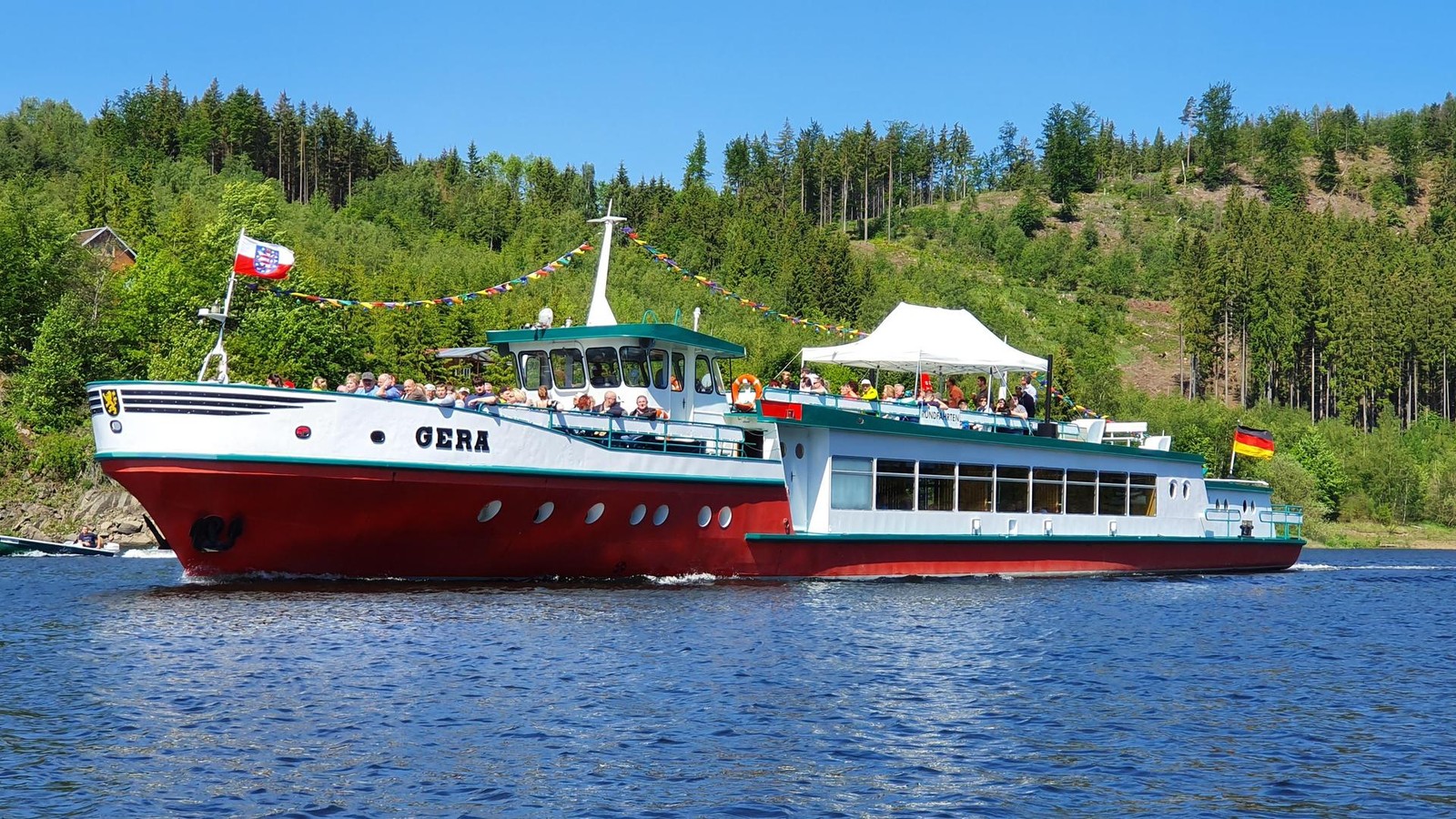 Schifffahrt-im-Saale-Orla-Kreis-mit-Hitler-Fan-und-purem-Rassismus