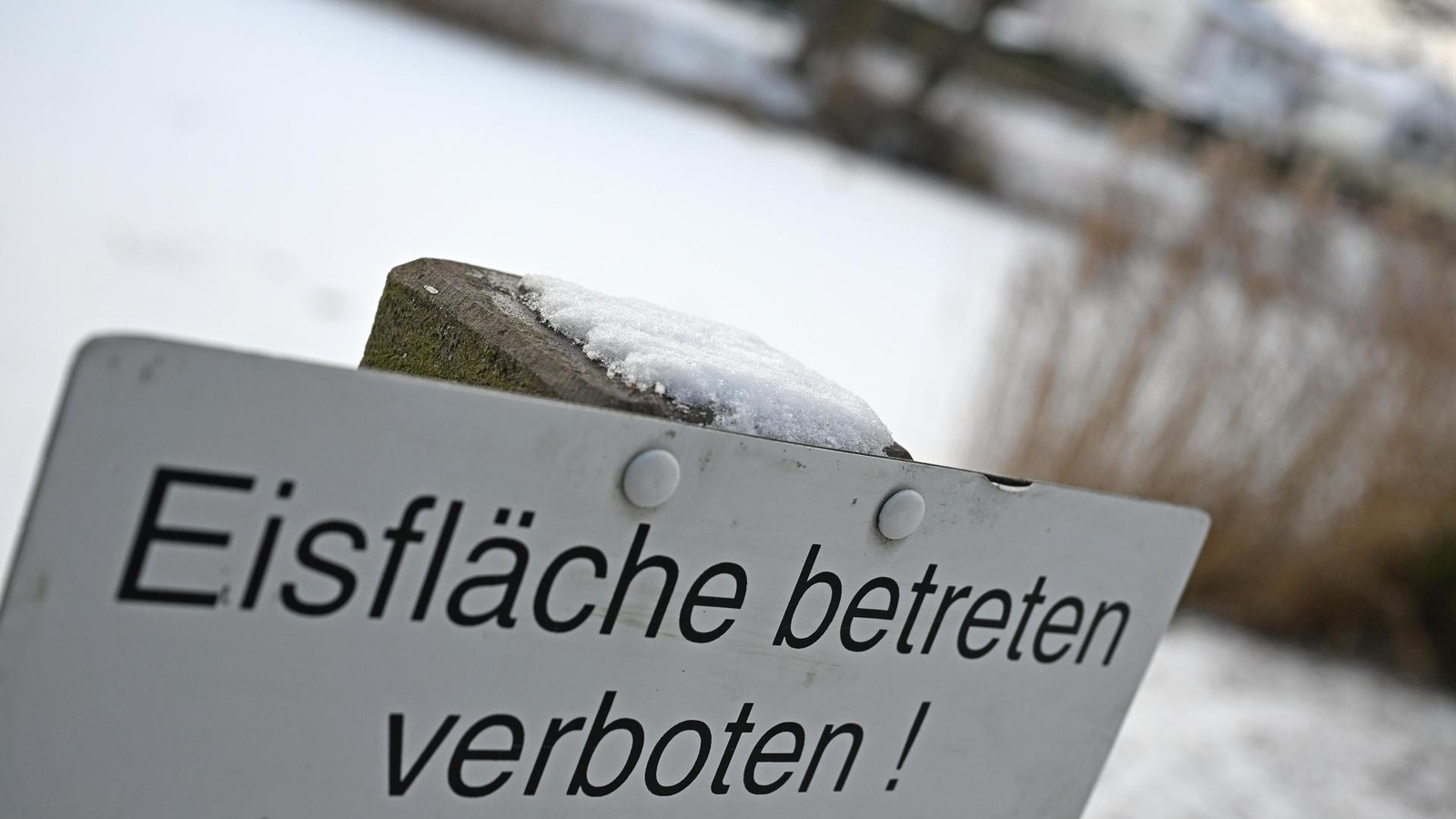 D-nnes-Eis-am-Paradieswehr-ignoriert-Polizei-beendet-Leichtsinn-in-Jena