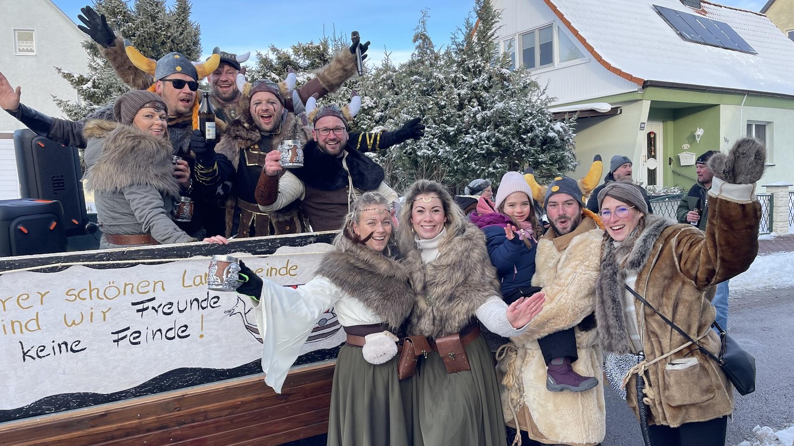 Spektakul-re-Momente-Die-sch-nsten-Bilder-vom-ersten-Stra-enkarneval-in-Th-ringen