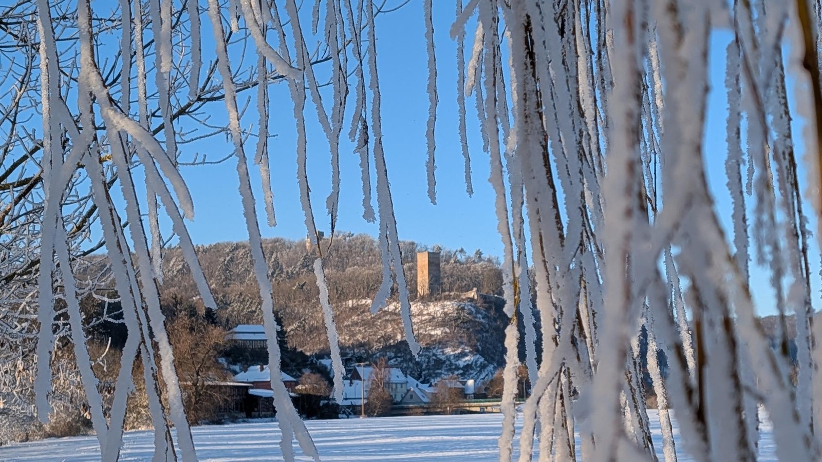 Strahlend-blauer-eiskalter-Wintertag-im-Kyffh-userkreis
