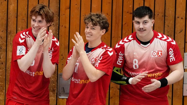 Über 30 tolle Fotos: A-Jugend-Handballer des Tusem feiern Hinrunden-Abschluss