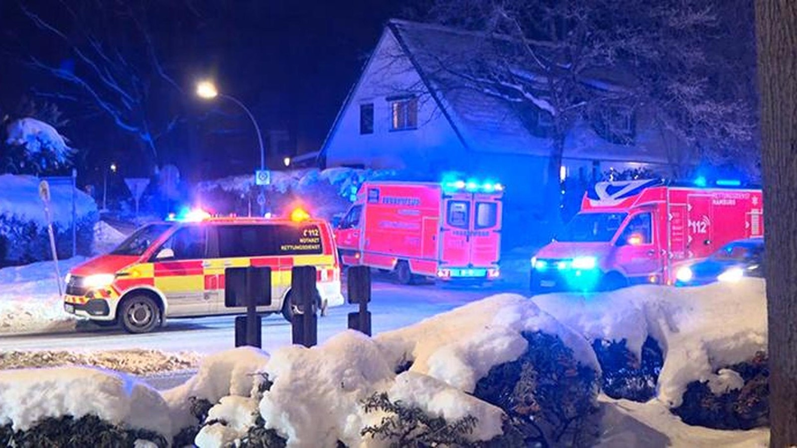 Hamburg-Rissen-Kind-kommt-bei-minus-11-Grad-im-Auto-zur-Welt