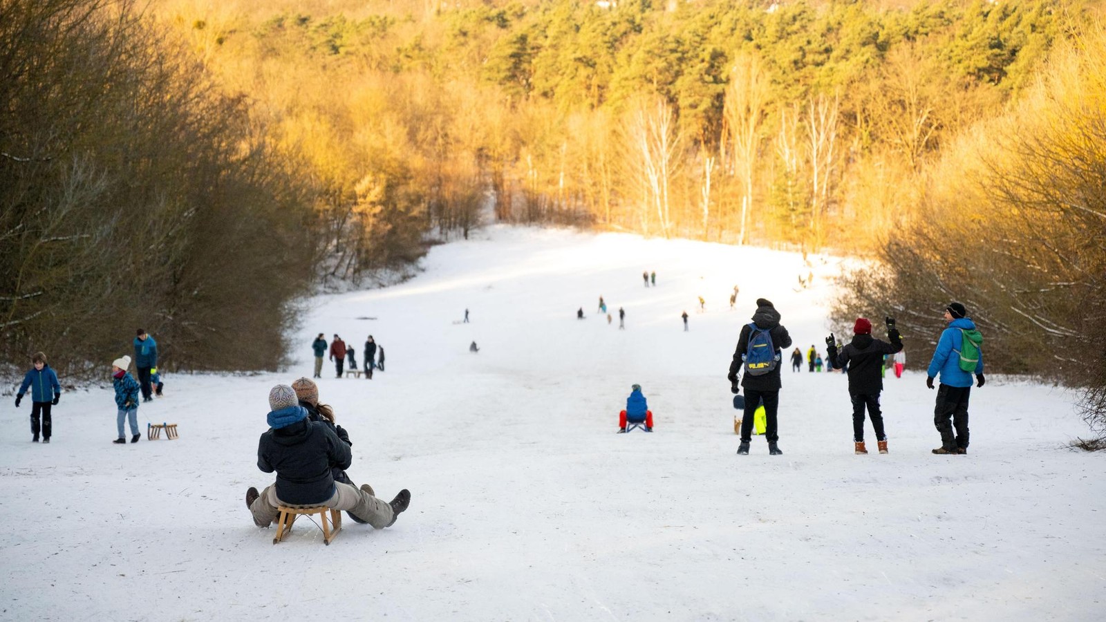 Schlittenfahren-in-Berlin-Vereiste-Pisten-sorgen-f-r-Karambolagen