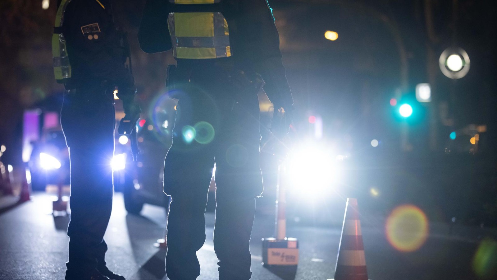 14-J-hriger-rast-mit-Opel-durch-Duisburg-und-baut-einen-Unfall