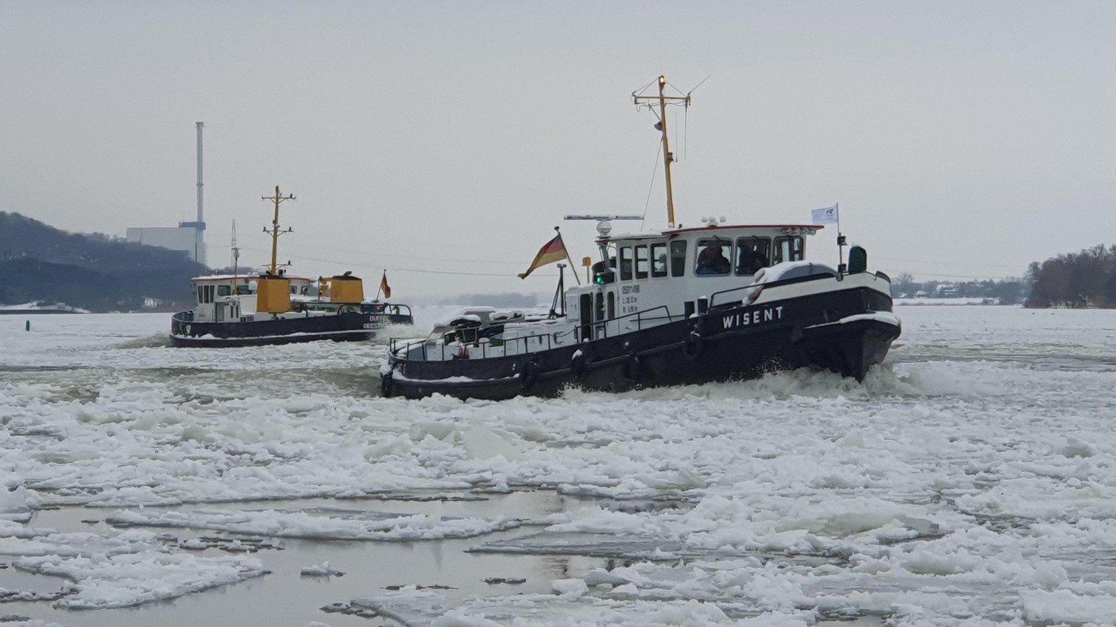Elbuferpromenade-gesperrt-14-Meter-dickes-Eis-sorgt-f-r-Probleme