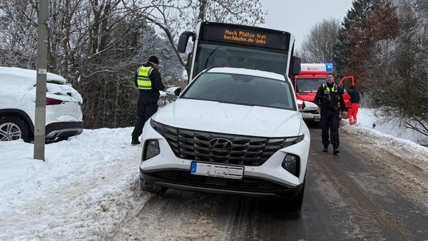 HVV-Linienbus erfasst SUV – dann rutscht der Rettungswagen rein