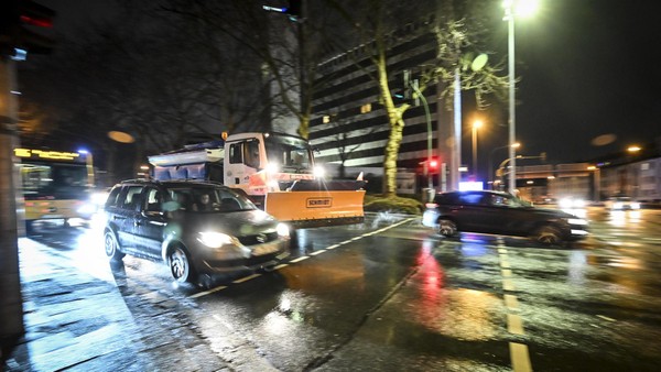Freie Straßen, weniger Autos, Schüler daheim: Glatteis-Morgen verlief glimpflich
