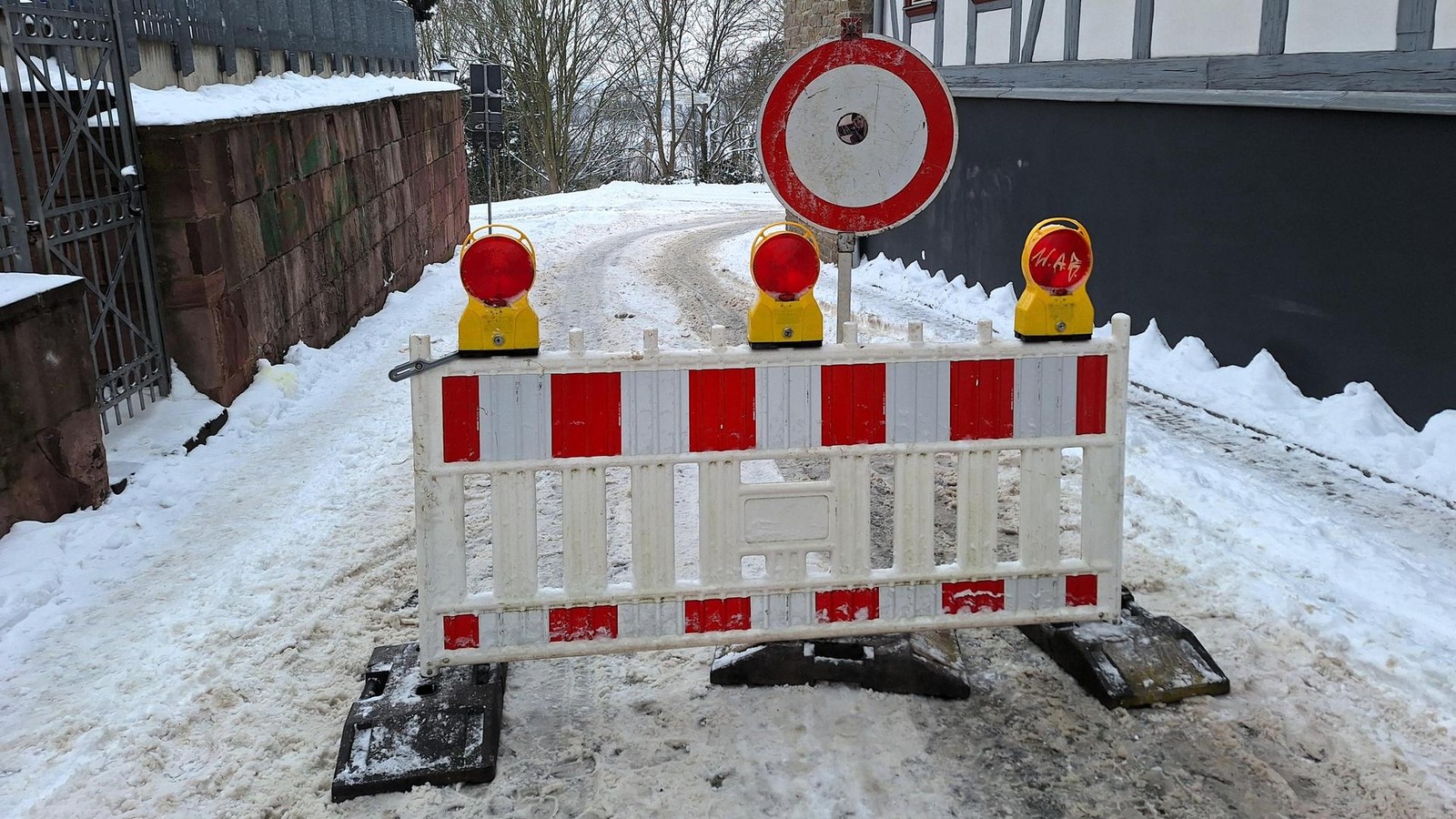 Schnee-und-Eis-In-Nordhausen-muss-eine-Stra-e-gesperrt-werden