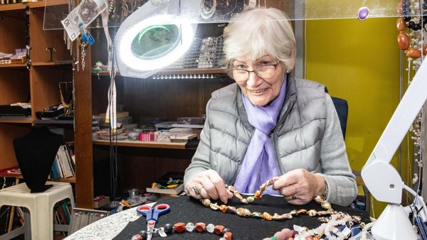 Salzgitteranerin kennt sich aus mit Schmuck: Mit Leidenschaft hinterm Tresen
