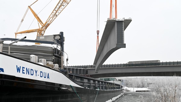 Sieben 90-Tonnen-Stahlkolosse schweben bei Wolfsburg über den Mittellandkanal