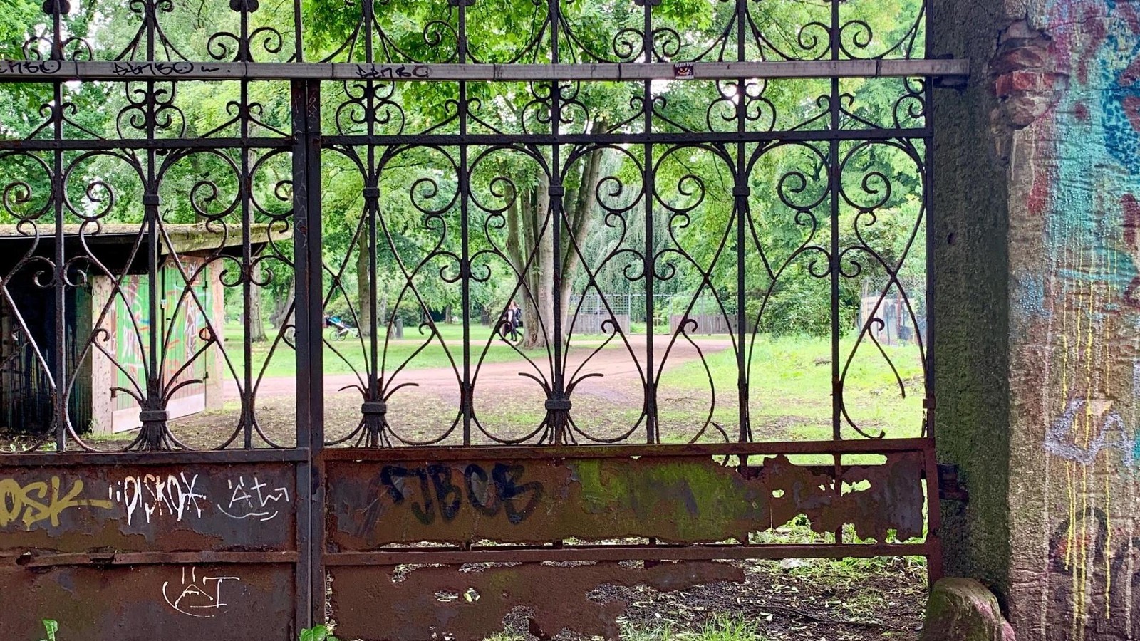 Historischer-Zaun-am-Wohlerspark-verkommt-ein-Trauerspiel-