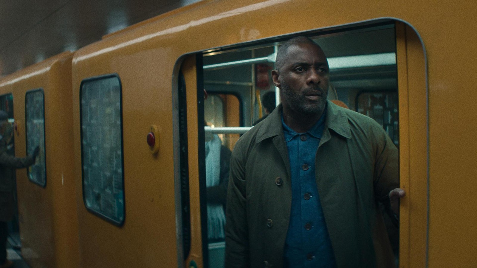 -Hijack-Staffel-2-Idris-Elba-nimmt-die-Berliner-U-Bahn
