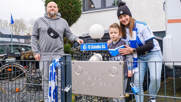 Schalke-Fans initiieren in Gelsenkirchen-Erle einzigartigen 1000-Schlösser-Zaun