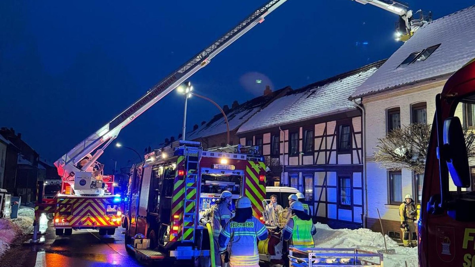 Feuer-in-Sch-ningen-Holzschuppen-vollst-ndig-zerst-rt