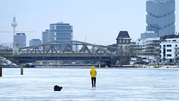 Polizei mit eindringlicher Warnung: Tauwetter macht Berlins Eisflächen gefährlich