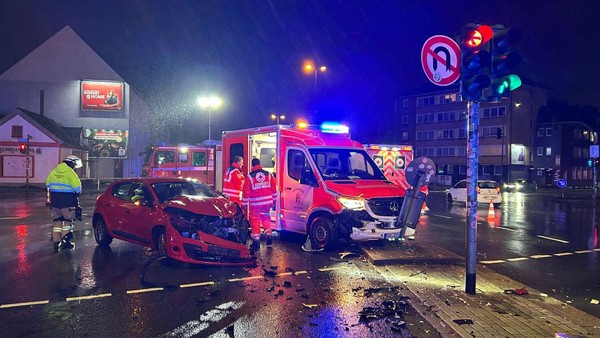 Auto kracht in Rettungswagen bei Einsatzfahrt: Drei Verletzte in Essen