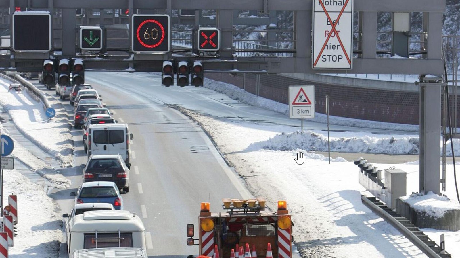 Gefahr-von-Eisplatten-Sperrung-und-Feuerwehreinsatz-am-Elbtunnel