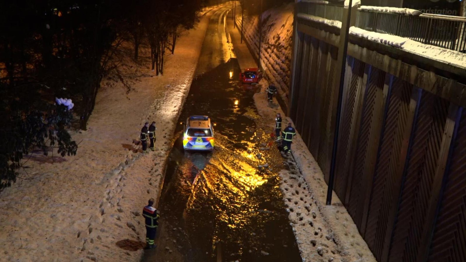 Unfall-im-bersp-lten-Canyon-Elbtunnel-Sperrungen-wegen-Eisplatten