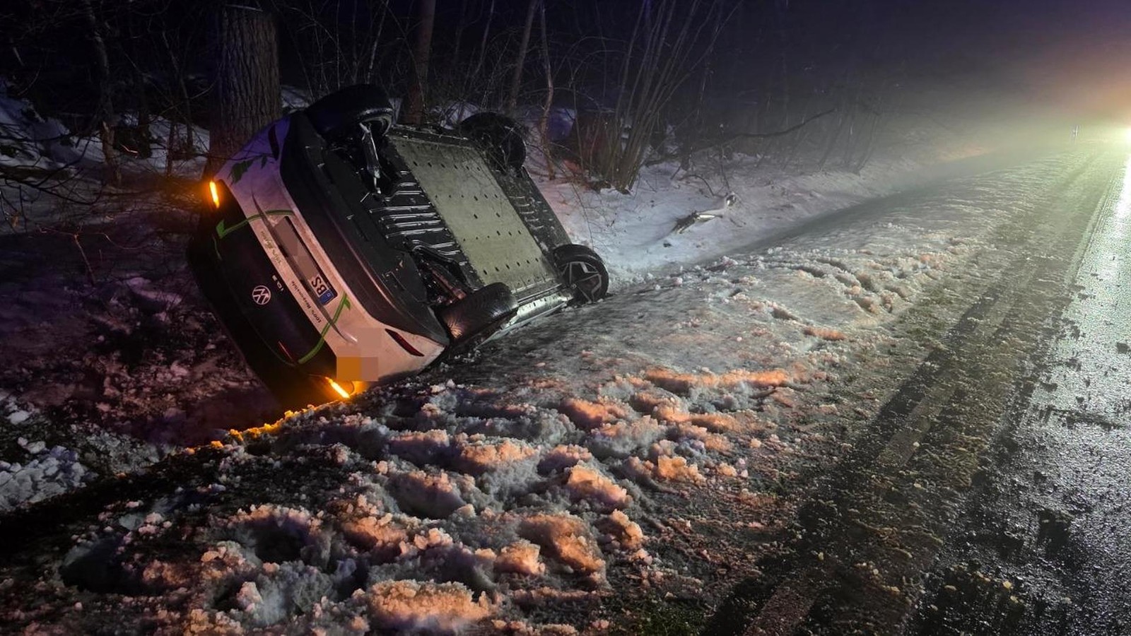 Elektroauto-berschl-gt-sich-auf-B188-bei-Meinersen
