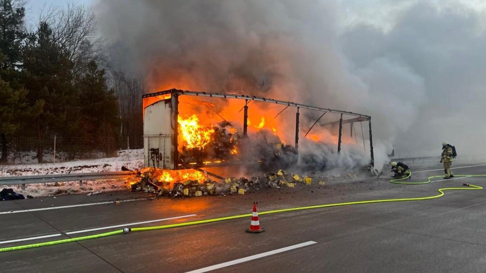 Lkw-auf-A2-bei-Helmstedt-in-Brand-Autobahn-vollgesperrt-in-Richtung-Hannover