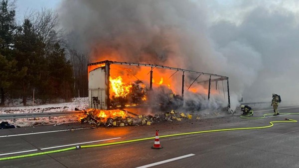 Lkw-Auflieger auf A2 bei Helmstedt ausgebrannt – Lösch- und Aufräumarbeiten dauern Stunden