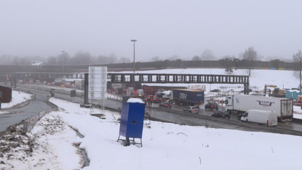 Lange Staus rund um den Elbtunnel – Unfall im überspülten „Canyon“