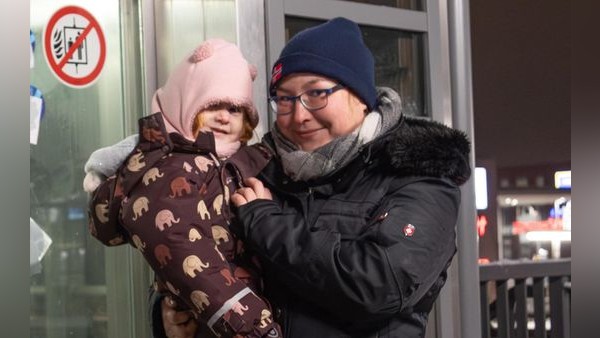 Bei eisiger Kälte: Mutter und Tochter drei Stunden im Fahrstuhl eingeschlossen