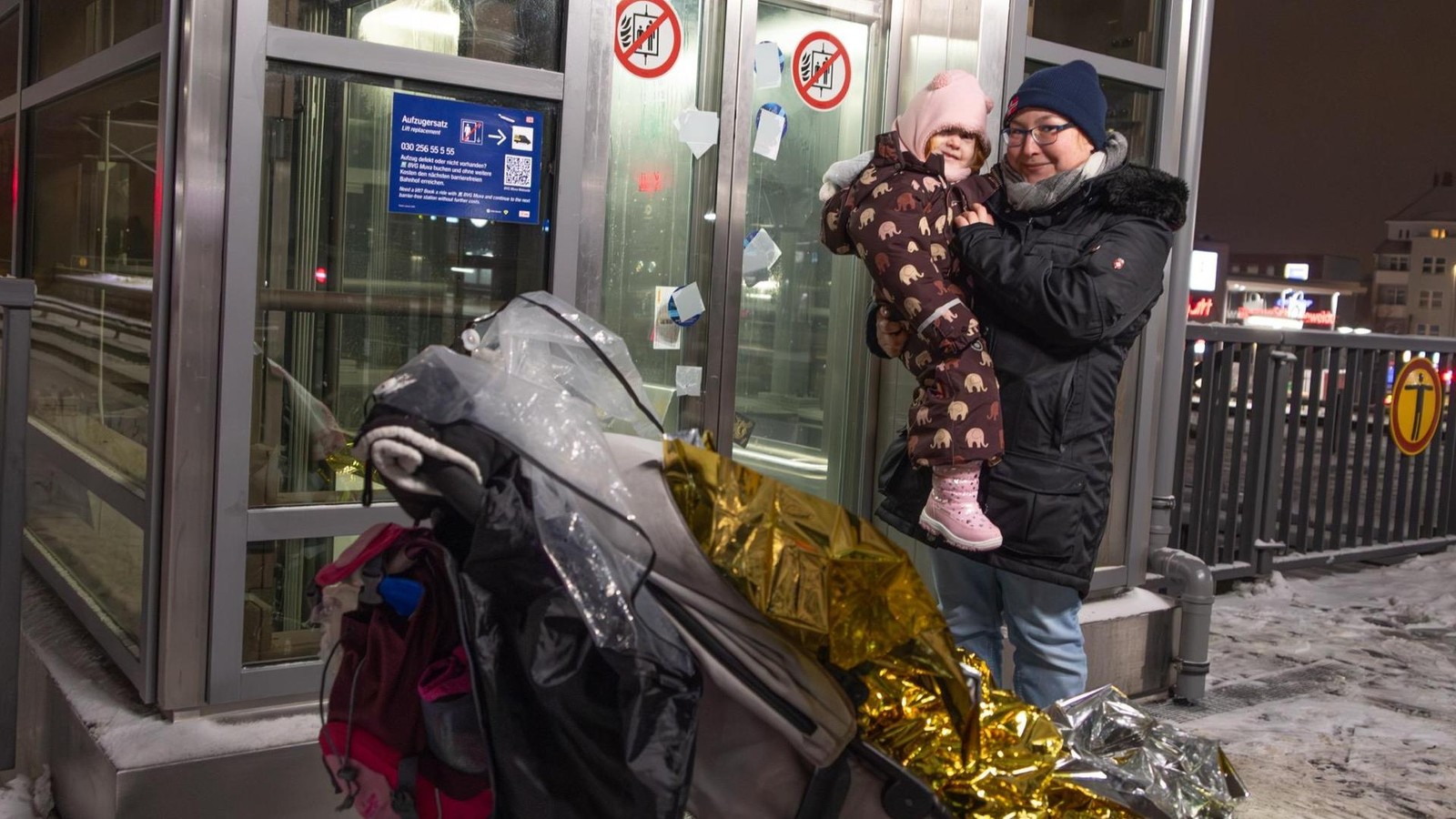 Bei-eisiger-K-lte-Mutter-und-Tochter-drei-Stunden-im-Fahrstuhl-eingeschlossen