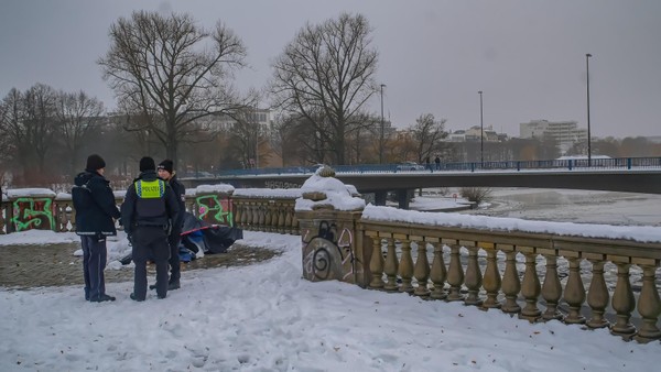 Obdachloser auf Lombardsbrücke erfroren: Ruf nach mehr Straßensozialarbeit