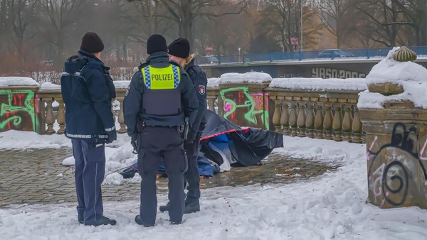 Leiche in eingeschneitem Zelt auf der Kennedybrücke gefunden