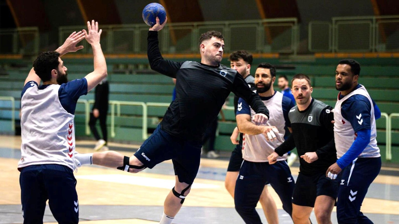 Kuriose-Begegnung-im-Kosovo-Trainingslager-Armend-Alaj-trifft-Ex-Eisenacher