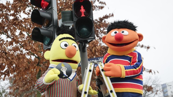 Als Ampelmännchen: Ernie und Bert regeln jetzt in Lokstedt den Verkehr