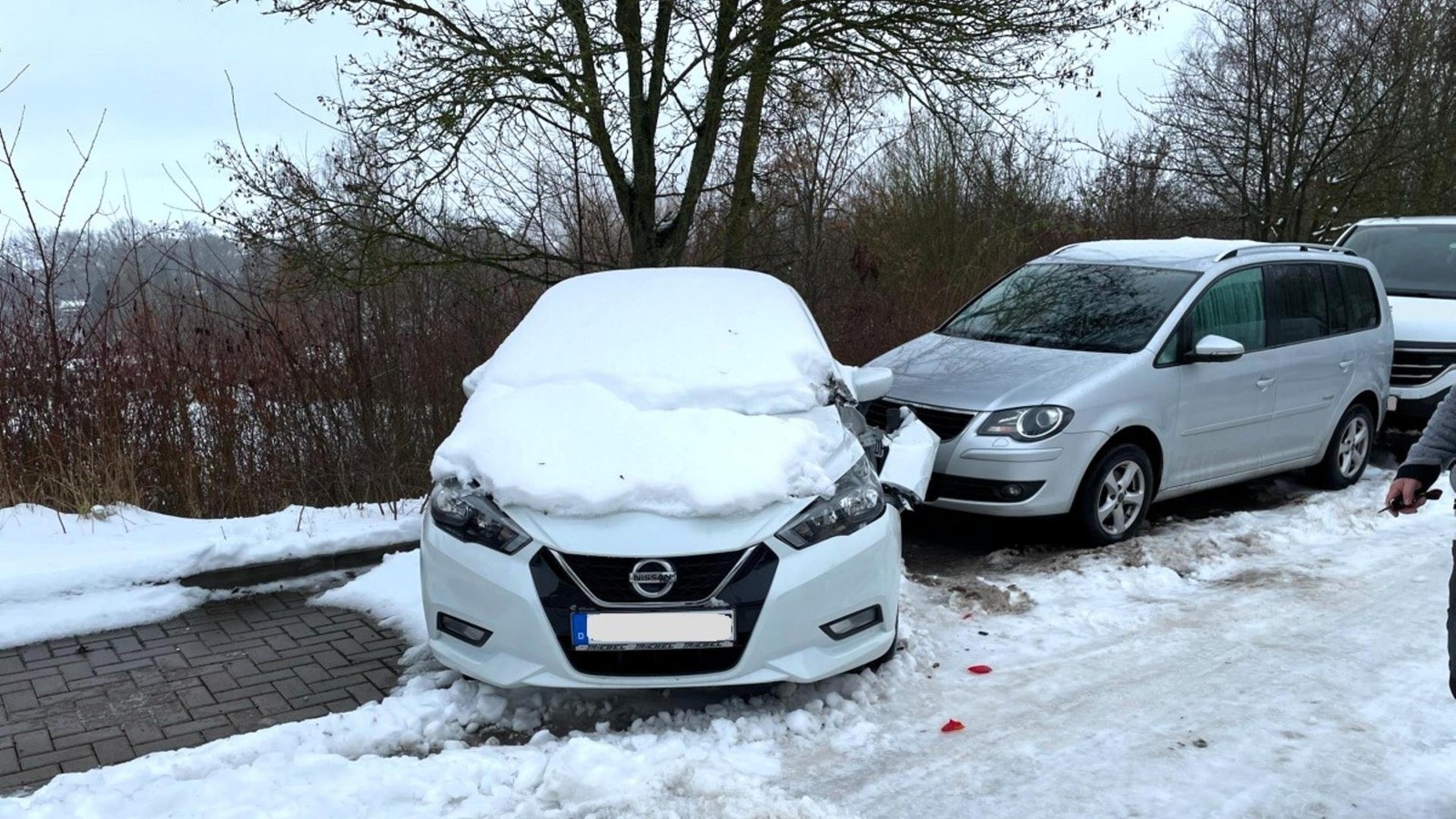 Unfallflucht-in-der-Stadt-Nordhausen-Lkw-Fahrer-rammt-zwei-Autos-und-haut-einfach-ab