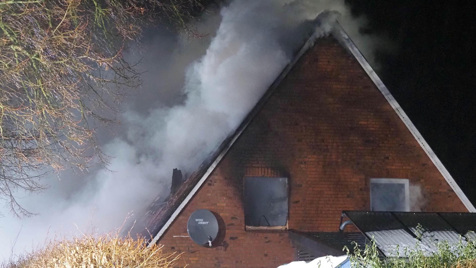 Einfamilienhaus-brennt-und-im-Dachgeschoss-lagert-Stroh