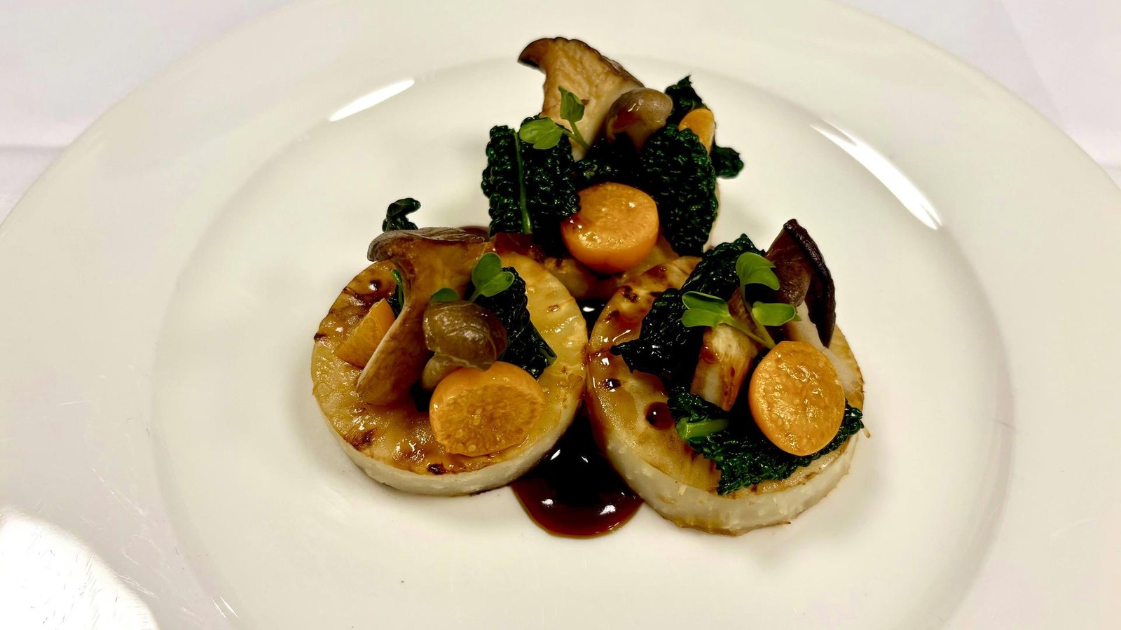 Gebackener-Knollensellerie-mit-Schwarzkohl-und-Physalis-von-Florian-Glauert